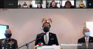 Minister of Science, Technology and Innovation, Khairy Jamaluddin in a virtual news conference about the Covid-19 Immunisation Task Force (CITF) at the MOSTI Office, Putrajaya. PIX: FAREEZ FADZIL / MalaysiaGazette / 17 FEBRUARY 2021 Muhyiddin Yassin Covid-19 vaccination vaccine