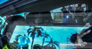remand order The founder of Sugarbook is escorted by the police to the Shah Alam Courts Complex. PIX: MOHD ADZLAN / MalaysiaGazette / 18 FEBRUARY 2021.
