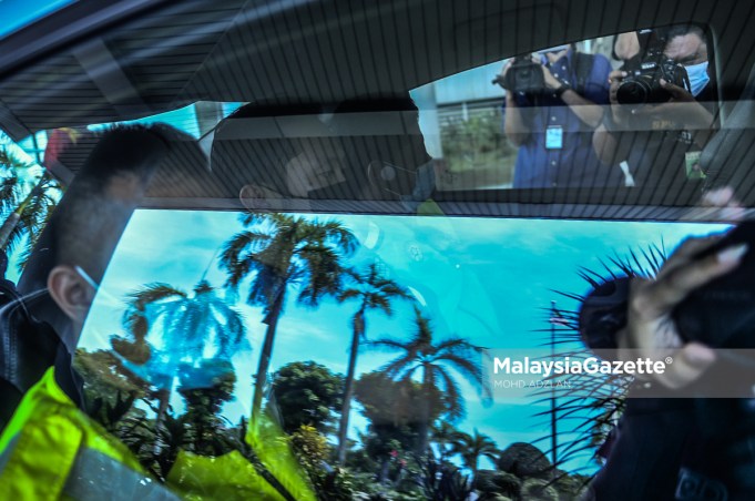 remand order The founder of Sugarbook is escorted by the police to the Shah Alam Courts Complex. PIX: MOHD ADZLAN / MalaysiaGazette / 18 FEBRUARY 2021.