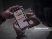 EPF Withdrawals: The problem of income inequality A contributor of the Employees Provident Fund (EPF) is making an application for the withdrawal of i-Sinar. PIX: HAZROL ZAINAL / MalaysiaGazette / 21 DECEMBER 2020. income inequality