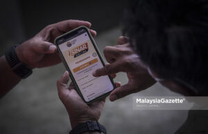 A contributor of the Employees Provident Fund (EPF) is making an application for the withdrawal of i-Sinar. PIX: HAZROL ZAINAL / MalaysiaGazette / 21 DECEMBER 2020. income inequality