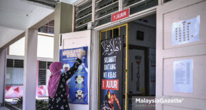 Teacher at Sekolah Kebangsaan Pandan Perdana, Kuala Lumpur. Yazmin Mohd Sani making preparations as the school is set to reopen under strict standard operating procedures (SOP) after it was closed due to the Covid-19 pandemic since November 2020. PIX: HAZROL ZAINAL / MalaysiaGazette / 27 FEBRUARY 2021.