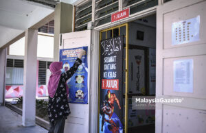 Teacher at Sekolah Kebangsaan Pandan Perdana, Kuala Lumpur. Yazmin Mohd Sani making preparations as the school is set to reopen under strict standard operating procedures (SOP) after it was closed due to the Covid-19 pandemic since November 2020. PIX: HAZROL ZAINAL / MalaysiaGazette / 27 FEBRUARY 2021.
