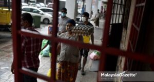 UNHCR card holders refugees The Rohingya ethnic people are making essential items purchase after they are not allowed to work following the Conditional Movement Control Order (CMCO) at the Kuala Lumpur Wholesale Market in Selayang, Kuala Lumpur to curb the spread of Covid-19. PIX: FAREEZ FADZIL / MalaysiaGazette / 28 MAY 2020