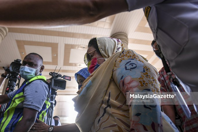 Datin Seri Rosmah Mansor, wife of former Prime Minister Datuk Seri Najib Razak arrives at the Kuala Lumpur Courts Complex for her solar hybrid project graft case. PIX: SYAFIQ AMBAK / MalaysiaGazette / 18 FEBRUARY 2021. rural schools Sarawak