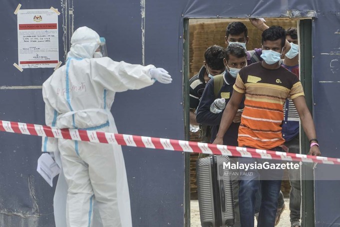 CIDB SOP MCO (Picture for representational purposes only) A healthcare worker from the Ministry of Health (MOH) instructs construction workers suspected to be close contacts for Covid-19 cases at a construction site in Bandar Baru Sentul, Kuala Lumpur. PIX: AFFAN FAUZI / MalaysiaGazette / 29 NOVEMBER 2020