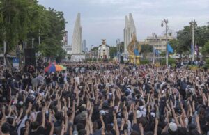 Protes antikerajaan bertukar ganas di Bangkok