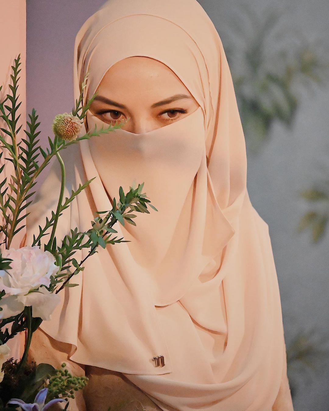 Neelofa selesai fitting baju nikah  