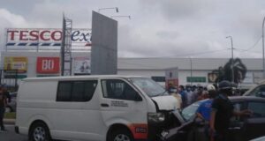 A van lost control and collided into a Perodua Bezza caused the death of husband and wife and their two children injured in front of the Tesco Hypermarket at Jalan Saujana Impian, Kajang.