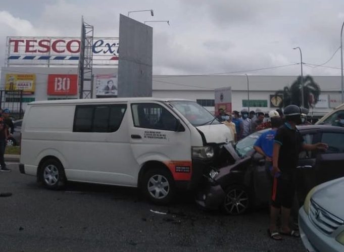 A van lost control and collided into a Perodua Bezza caused the death of husband and wife and their two children injured in front of the Tesco Hypermarket at Jalan Saujana Impian, Kajang.