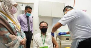 Opposition Chief, Datuk Seri Anwar Ibrahim receives his Covid-19 vaccination shot at the Kuala Lumpur Health Clinic today.