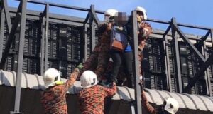 A woman tries to kill herself by jumping off the rooftop of the Jalan Maharajalela Monorail Station pedestrian bridge’s rooftop. PIX: Fire and Rescue Department commit suicide