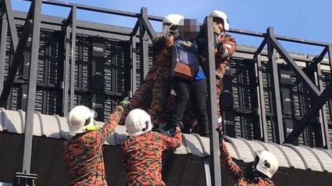 A woman tries to kill herself by jumping off the rooftop of the Jalan Maharajalela Monorail Station pedestrian bridge’s rooftop. PIX: Fire and Rescue Department commit suicide
