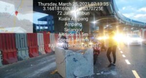 A block of concrete fell off from a lorry at the middle lane of the Middle Ring Road 2 (MRR2), Ampang bound at around 7.00 am this morning.