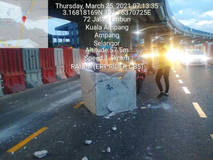 A block of concrete fell off from a lorry at the middle lane of the Middle Ring Road 2 (MRR2), Ampang bound at around 7.00 am this morning.