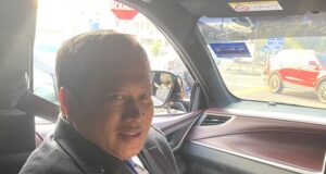 The Pontian Member of Parliament, Datuk Seri Ahmad Maslan uploaded a picture of him having his breakfast in the car on his journey to Putrajaya to attend a briefing on the Proclamation of Emergency. PIX: Ahmad Maslan’s Twitter