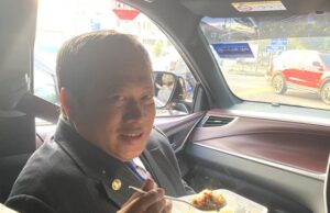 The Pontian Member of Parliament, Datuk Seri Ahmad Maslan uploaded a picture of him having his breakfast in the car on his journey to Putrajaya to attend a briefing on the Proclamation of Emergency. PIX: Ahmad Maslan’s Twitter