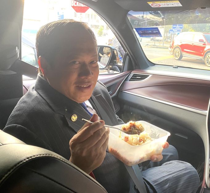 The Pontian Member of Parliament, Datuk Seri Ahmad Maslan uploaded a picture of him having his breakfast in the car on his journey to Putrajaya to attend a briefing on the Proclamation of Emergency. PIX: Ahmad Maslan’s Twitter