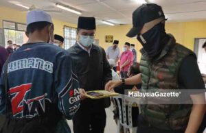 Tengku Panglima Muda sampaikan sumbangan kepada mangsa ribut