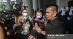 The Sungai Besar UMNO Division Chief Datuk Seri Jamal Md Yunos making a public apology to the former Minister of Energy, Science, Technology, Environment and Climate Change, Yeo Bee Yin outside the Kuala Lumpur Courts Complex for slandering her on the management of Yayasan Warisan Anak Selangor (Yawas) funds. PIX: HAFIZ SOHAIMI / MalaysiaGazette / 02 MARCH 2021