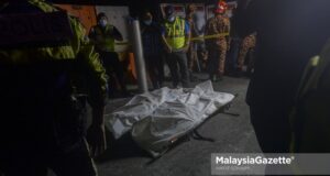 The bodies of two victims trapped in a factory van after it was smashed by a construction structure of the Sungai Besi–Ulu Klang Elevated Expressway (SUKE) at the Middle Ring Road Two (MRR2) near Desa Tun Razak, Cheras, Kuala Lumpur are recovered from the ruins. PIX: HAFIZ SOHAIMI / MalaysiaGazette / 03 MARCH 2021 trailer driver