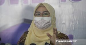 Minister of Higher Education (MoHE), Datuk Seri Noraini Ahmad speaks at a news conference during the Covid-19 immunisation programme at the UiTM Hospital in Sungai Buloh. PIX: HAFIZ SOHAIMI / MalaysiaGazette / 04 MARCH 2021