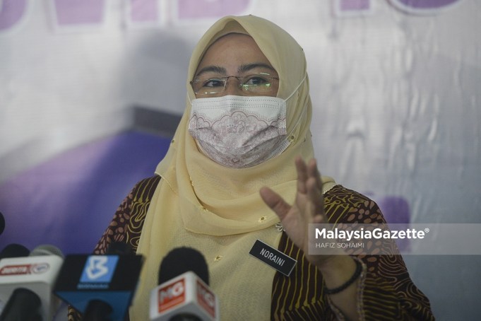 Minister of Higher Education (MoHE), Datuk Seri Noraini Ahmad speaks at a news conference during the Covid-19 immunisation programme at the UiTM Hospital in Sungai Buloh. PIX: HAFIZ SOHAIMI / MalaysiaGazette / 04 MARCH 2021