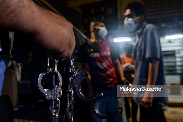 Among the drug addicts arrested during Ops Sarang at Jalan Chow Kit, Kuala Lumpur.     PIX: HAFIZ SOHAIMI / MalaysiaGazette / 29 MARCH 2021