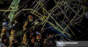 trailer driver drugs positive SUKE flyover collapse The members from the Fire and Rescue Department doing a search and rescue on the victims trapped in a van after the iron scaffolding and the frame of a construction site along the Middle Ring Road Two (MRR2) near Desa Tun Razak, Cheras, Kuala Lumpur, collapsed on them. PIX: AFFAN FAUZI / MalaysiaGazette / 03 MARCH 2021.