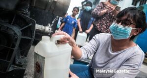 Residents of PKNS Flat at Section 18, Shah Alam, Selangor collecting water supplied by Pengurusan Air Selangor Sdn Bhd due to the water disruption in the area. PIX: MOHD ADZLAN / MalaysiaGazette / 06 SEPTEMBER 2020 SPAN