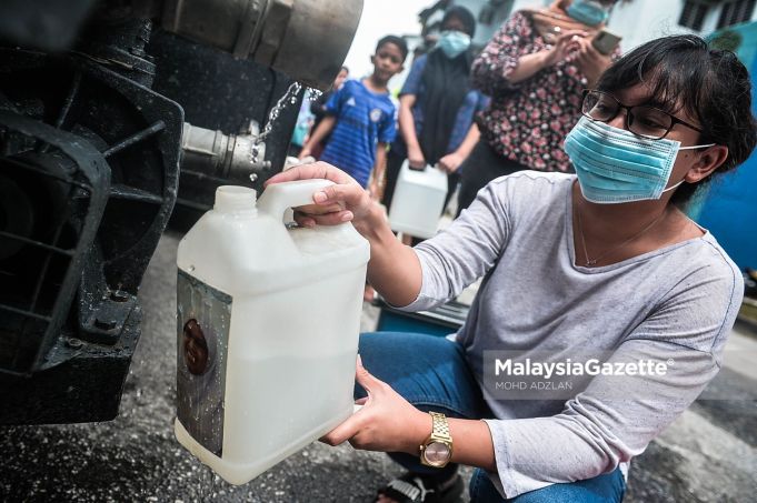 Residents of PKNS Flat at Section 18, Shah Alam, Selangor collecting water supplied by Pengurusan Air Selangor Sdn Bhd due to the water disruption in the area. PIX: MOHD ADZLAN / MalaysiaGazette / 06 SEPTEMBER 2020 SPAN