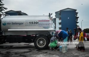Carlsberg factory scheduled maintenance Residents collection water at the water tanker supplied by Pengurusan Air Selangor Sdn Bhd due to the water disruption in Selangor Air Selangor water tariff