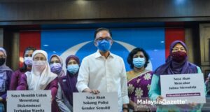 UMNO Bersatu The President of PKR, Datuk Seri Anwar Ibrahim (centre) in a group picture with the Chairperson of the PKR Advisory Council Datuk Seri Wan Azizah Wan Ismail (left) and the PKR Women Chief, Fuziah Salleh (right) after they launched the “Community Alert” campaign in conjunction with the International Women’s Day 2021 at the Headquarters of PKR in Petalina Jaya. PIX: MOHD ADZLAN / MalaysiaGazette / 08 MARCH 2021