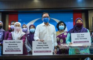 UMNO Bersatu The President of PKR, Datuk Seri Anwar Ibrahim (centre) in a group picture with the Chairperson of the PKR Advisory Council Datuk Seri Wan Azizah Wan Ismail (left) and the PKR Women Chief, Fuziah Salleh (right) after they launched the “Community Alert” campaign in conjunction with the International Women’s Day 2021 at the Headquarters of PKR in Petalina Jaya. PIX: MOHD ADZLAN / MalaysiaGazette / 08 MARCH 2021
