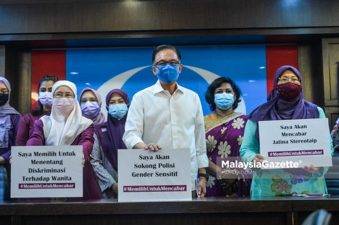 UMNO Bersatu The President of PKR, Datuk Seri Anwar Ibrahim (centre) in a group picture with the Chairperson of the PKR Advisory Council Datuk Seri Wan Azizah Wan Ismail (left) and the PKR Women Chief, Fuziah Salleh (right) after they launched the “Community Alert” campaign in conjunction with the International Women’s Day 2021 at the Headquarters of PKR in Petalina Jaya. PIX: MOHD ADZLAN / MalaysiaGazette / 08 MARCH 2021
