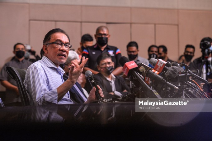 UMNO Pakatan Harapan The President of PKR, Datuk Seri Anwar Ibrahim during a news conference about the current political situation at the Eastin Hotel, Petaling Jaya. PIX: MOHD ADZLAN / MalaysiaGazette / 16 MARCH 2021.