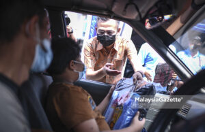 Ahli Parlimen Lembah Pantai Serah Bantuan Program ‘Back to School’