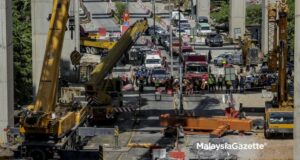 A structure of a crane at the construction site of Package CA3, Sungai Besi-Ulu Kelang Elevated Expressway (SUKE) Project collapsed at Persiaran Alam Damai, Selangor. PIX: AFFAN FAUZI / MalaysiaGazette / 22 MARCH 2021. gantry crane