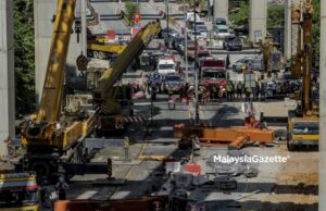 A structure of a crane at the construction site of Package CA3, Sungai Besi-Ulu Kelang Elevated Expressway (SUKE) Project collapsed at Persiaran Alam Damai, Selangor. PIX: AFFAN FAUZI / MalaysiaGazette / 22 MARCH 2021. gantry crane