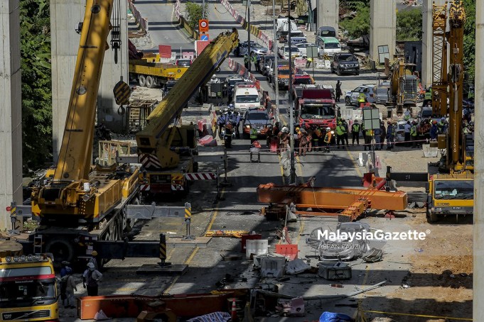 A structure of a crane at the construction site of Package CA3, Sungai Besi-Ulu Kelang Elevated Expressway (SUKE) Project collapsed at Persiaran Alam Damai, Selangor. PIX: AFFAN FAUZI / MalaysiaGazette / 22 MARCH 2021. gantry crane