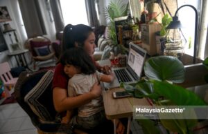 Digital Marketing Officer, Nadia Ismail, working from home in Ampang, Selangor, while taking care of her son, Mohd Aidan Soliano Dinie Soliano following the Conditional Movement Control Order (CMCO). PIX: AFIQ HAMBALI / MalaysiaGazette / 06 NOVEMBER 2020