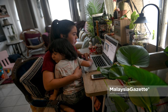 Digital Marketing Officer, Nadia Ismail, working from home in Ampang, Selangor, while taking care of her son, Mohd Aidan Soliano Dinie Soliano following the Conditional Movement Control Order (CMCO). PIX: AFIQ HAMBALI / MalaysiaGazette / 06 NOVEMBER 2020