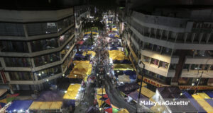 (File pix) The Aidilfitri Bazaar at Jalan Tuanku Abdul Rahman, Kuala Lumpur. PIX: HAZROL ZAINAL / MalaysiaGazette / 24 JUNE 2017. Ramadan Bazaar Tarawih prayer