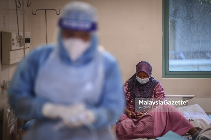 (Picture for representational purposes only). A Covid-19 patient who is also a pregnant woman is resting after receiving her treatment at the Sungai Buloh Hospital in Selangor. PIX: HAZROL ZAINAL / MalaysiaGazette / 01 MARCH 2021. Covid-19 green zone