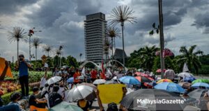Undi 18 protest 11 individuals who were involved in the peaceful demonstration on the implementation of Undi18 before the Parliament building last Saturday were summoned to give their statements at the Dang Wangi District Police Headquarters. PIX: AFFAN FAUZI / MalaysiaGazette /27 MARCH 2021