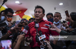 Timbalan Ketua Bahagian UMNO Putrajaya, Tun Faisal Ismail Aziz bercakap kepada media selepas menerima keputusan digantung keahliannya dalam UMNO pada Perhimpunan Agung UMNO 2020 (PAU 2020) di Pusat Dagangan Dunia Kuala Lumpur (WTCKL). Foto HAZROL ZAINAL, 28 MAC 2021.