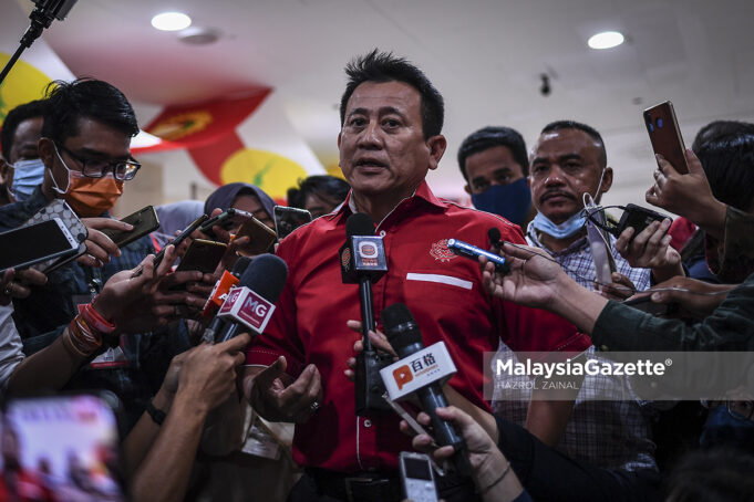 Timbalan Ketua Bahagian UMNO Putrajaya, Tun Faisal Ismail Aziz bercakap kepada media selepas menerima keputusan digantung keahliannya dalam UMNO pada Perhimpunan Agung UMNO 2020 (PAU 2020) di Pusat Dagangan Dunia Kuala Lumpur (WTCKL). Foto HAZROL ZAINAL, 28 MAC 2021.