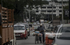 Penjual Roti Bergerak “Legend” Dulu Dengan Motosikal, Kini Kayuh Basikal