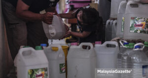 Gombak water supply valve replacement (Picture for representational purposes only) Raudhah Falisha Aniq, helping her grandfather, Ramli Mat Noor to fill up some containers with water in preparation to the scheduled water disruption at the Desa Mentari Flat in Petaling Jaya, Selangor. PIX: HAZROL ZAINAL / MalaysiaGazette / 29 MARCH 2021. Air Selangor