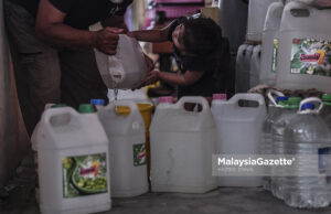 Gombak water supply valve replacement (Picture for representational purposes only) Raudhah Falisha Aniq, helping her grandfather, Ramli Mat Noor to fill up some containers with water in preparation to the scheduled water disruption at the Desa Mentari Flat in Petaling Jaya, Selangor. PIX: HAZROL ZAINAL / MalaysiaGazette / 29 MARCH 2021. Air Selangor